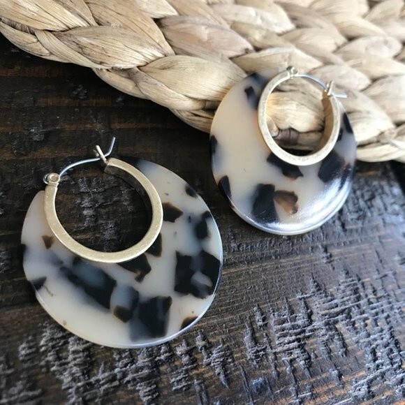 KENNETH COLE Tan Black Tortoise Rhinestone Gold tone Hoops 511x2 - Picture 2 of 7